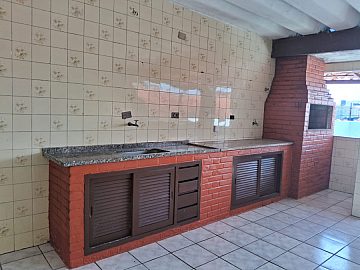 Casa com ed�cula de 142,50m�, 2 vagas a 650 metros da praia.