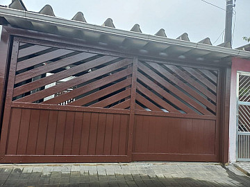 Casa t�rrea no Vera Cruz, 2 dorms, 2 vagas pr�ximo a praia.