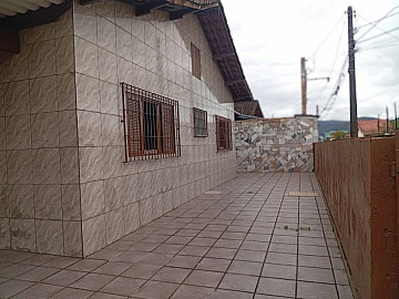 Casa de 2 quartos e 4 vagas de garagem a 700 metros da praia